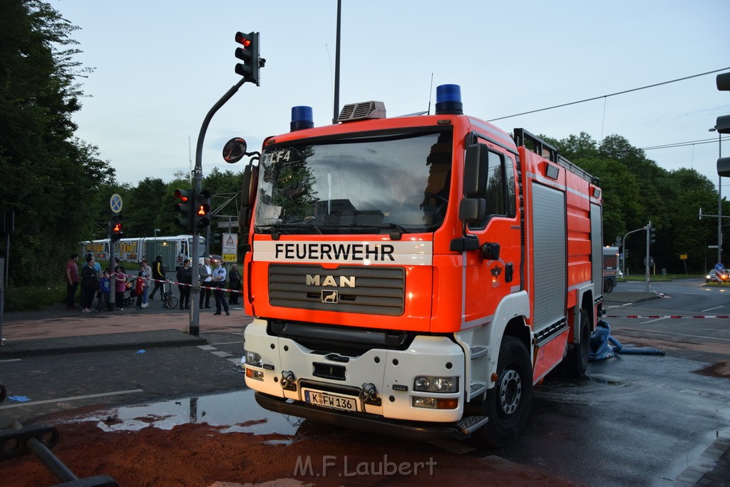 TLF 4 umgestuerzt Koeln Bocklemuend Ollenhauer Ring Militaerringstr P195.JPG - Miklos Laubert